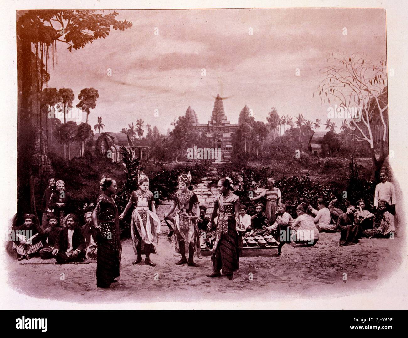 Ausstellung Universelle (Weltausstellung) Paris, 1900; Foto mit javanesischen Tänzern außerhalb der berühmten Pagode von Angkor; auch mit Darstellung des Khmer-Reiches. Stockfoto