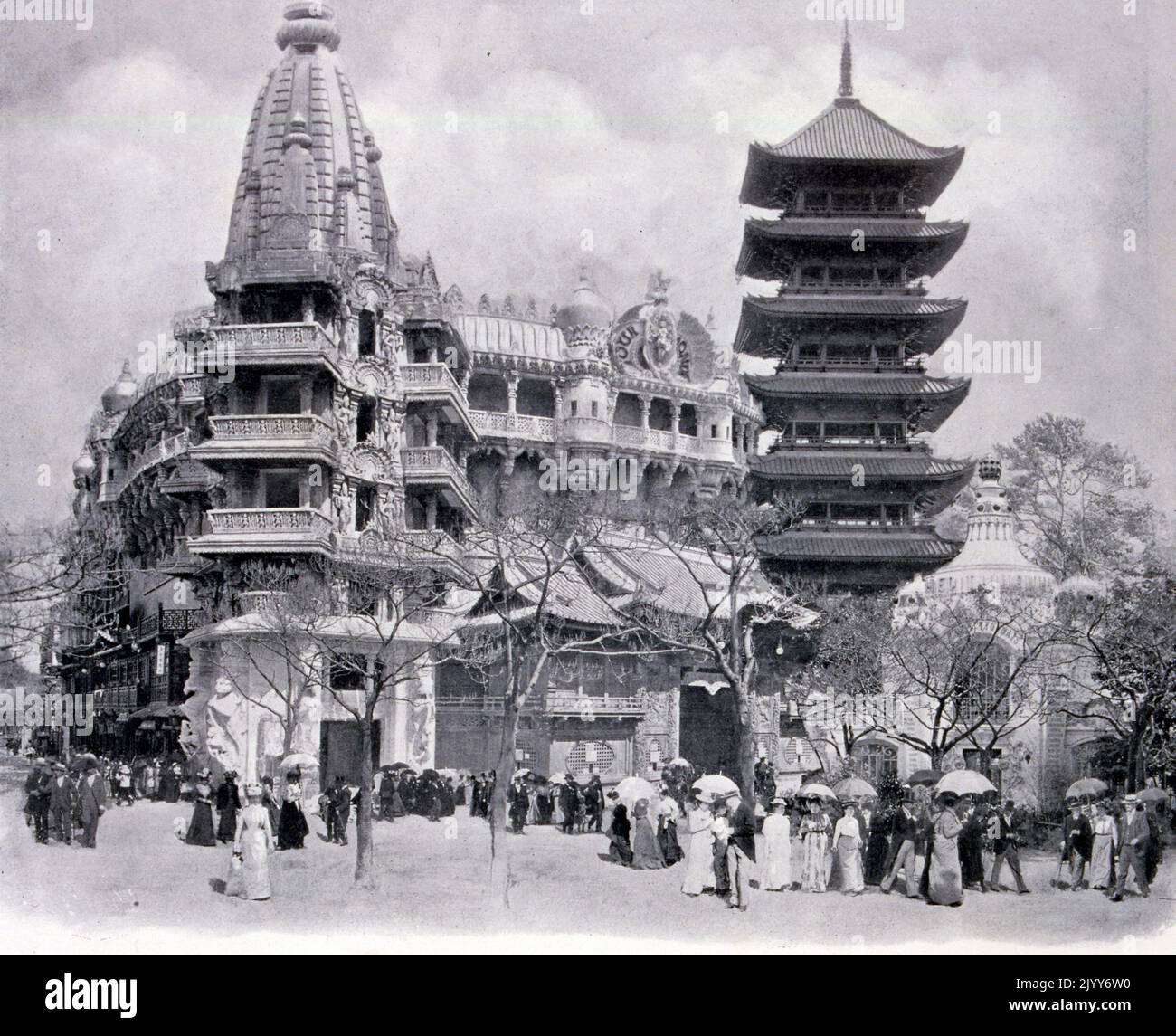 Ausstellung Universelle (Weltausstellung) Paris, 1900; Foto in der Gegend namens Le Tour du Monde; ein Kunstobjekt des Malers Louis Dumoulin, das über zehn Jahre angefertigt wurde. Ein animiertes Panorama mit Bildern von indigenen Menschen in der Natur und allen anderen Ländern, die auf der Ausstellung vertreten sind. Stockfoto