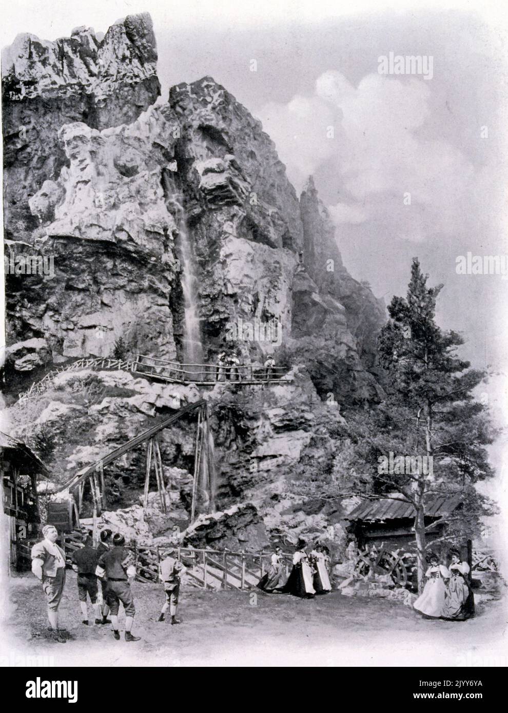 Ausstellung Universelle (Weltausstellung) Paris, 1900; Schwarz-Weiß-Fotografie Swiss Village Ausstellung mit Wasserfall. Stockfoto