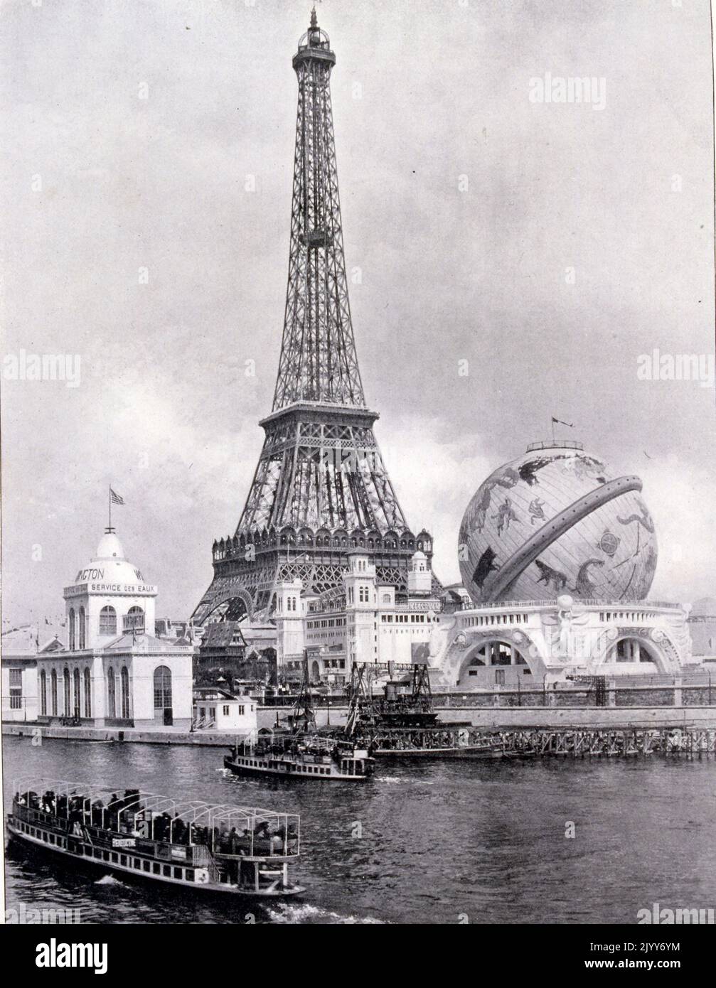 Ausstellung Universelle (Weltausstellung) Paris, 1900; fehlende und weiße Fotografie. Der Himmelskugel neben dem Eiffelturm Blick vom Fluss über die seine. Stockfoto
