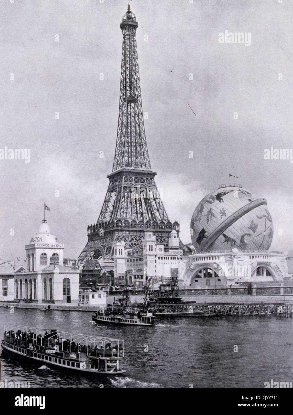 Ausstellung Universelle (Weltausstellung) Paris, 1900; Schwarz-Weiß-Fotografie des Himmelskubus neben dem Eiffelturm Blick vom Fluss über die seine. Stockfoto