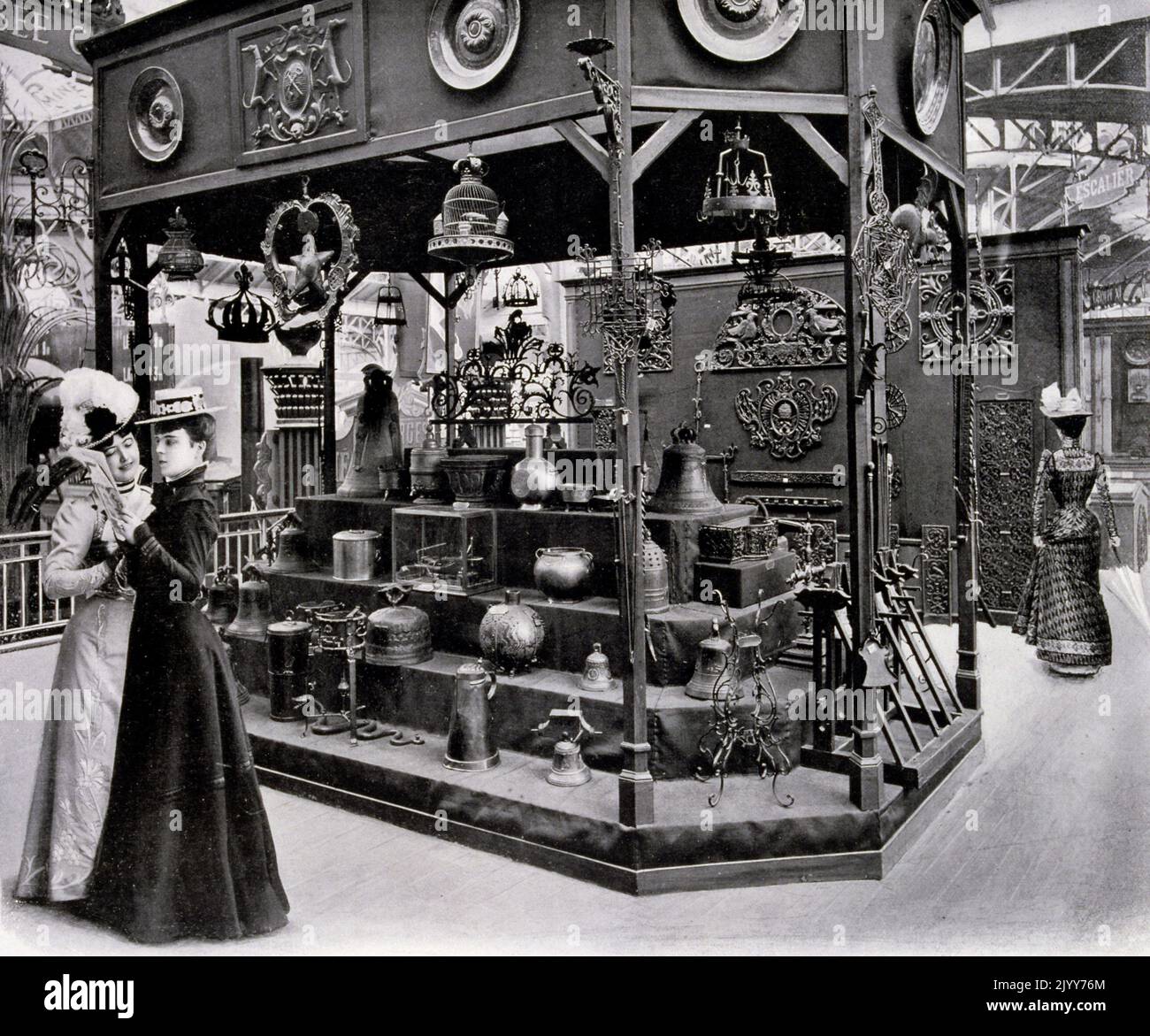 Ausstellung Universelle (Weltausstellung) Paris, 1900; Schwarz-Weiß-Fotografie des Innenraums des Museums für Geschichte der dekorativen Metallarbeiten. Stockfoto