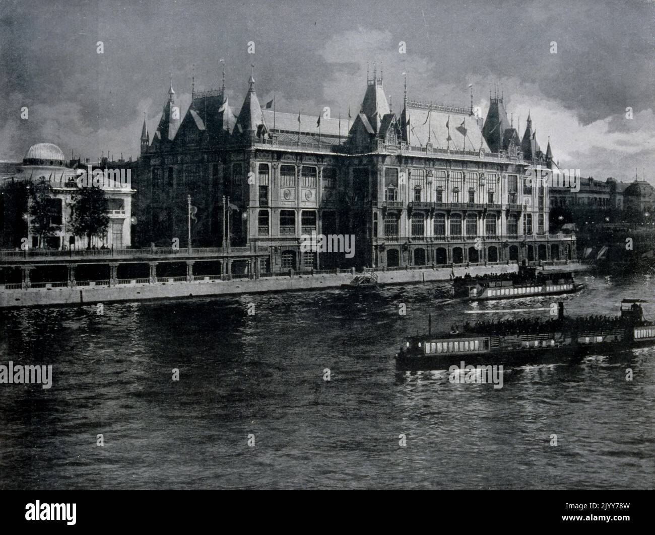 Ausstellung Universelle (Weltausstellung) Paris, 1900; Schwarz-Weiß-Fotografie über die seine, zeigt den Palast der Stadt Paris (ville de Paris). Stockfoto