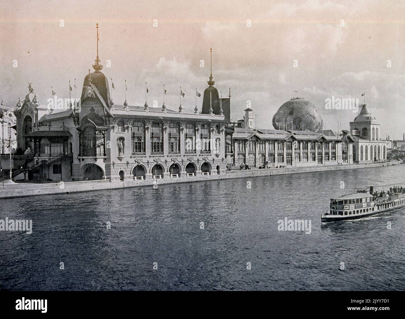 Ausstellung Universelle (Weltausstellung) Paris, 1900; Schwarz-Weiß-Fotografie; Blick über die seine des Palais des Forets. Stockfoto