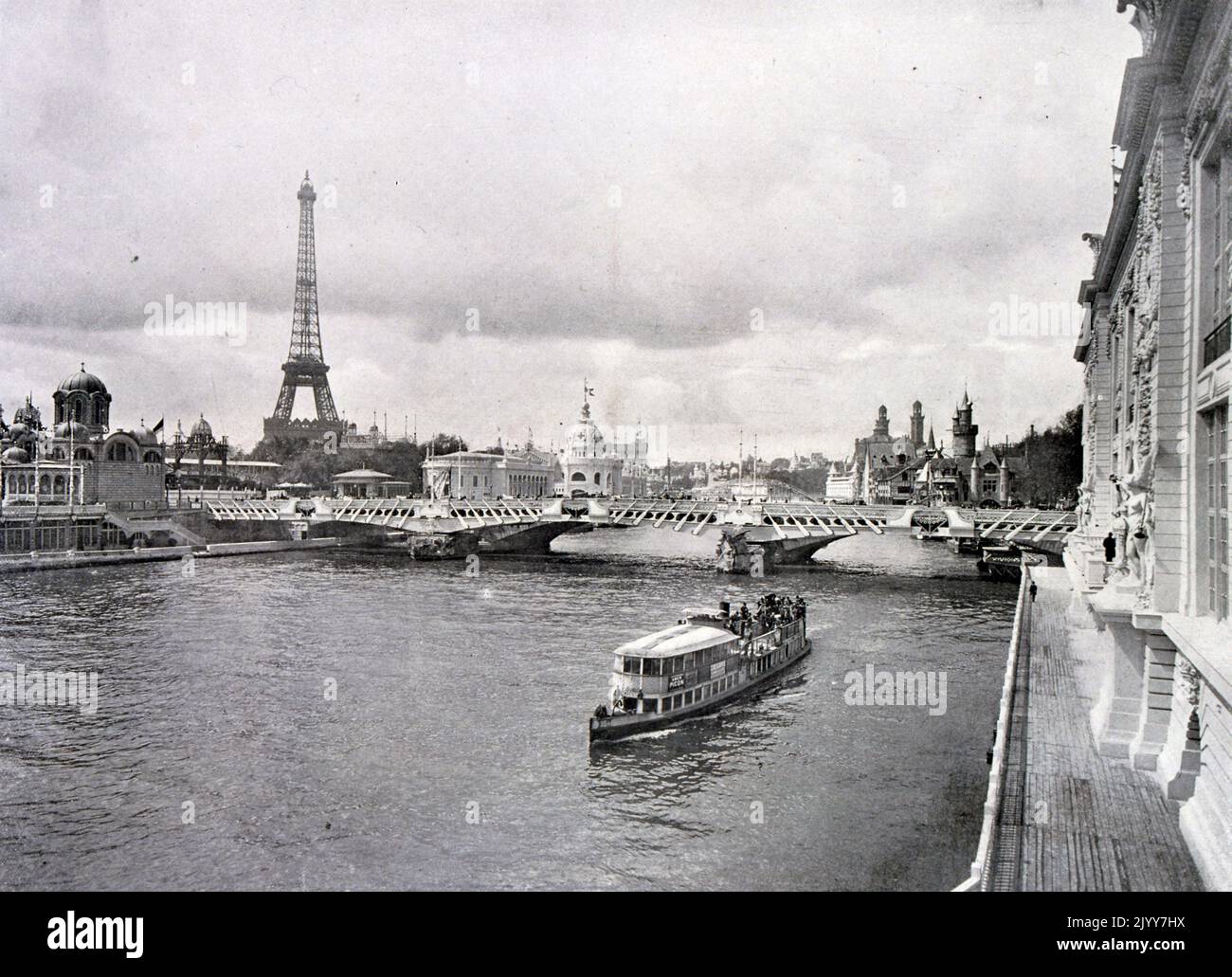 Ausstellung Universelle (Weltausstellung) Paris, 1900; Schwarz-Weiß-Fotografie; der Weg von Alma; Blick über die seine in Richtung Eiffelturm Stockfoto