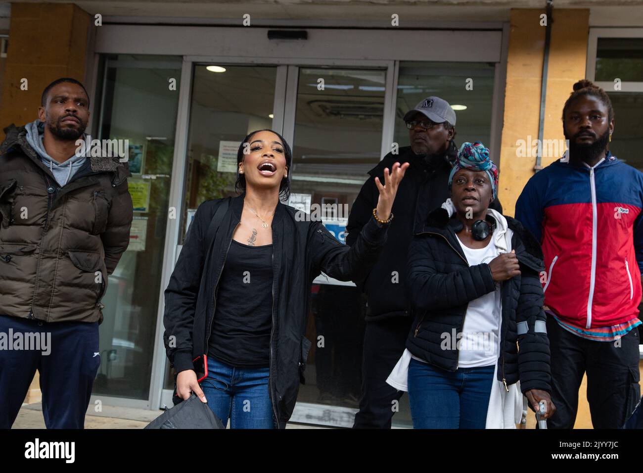 London, Großbritannien. 08. September 2022. Eine Frau spricht vor der Brixton Polizeistation, während sich Demonstranten über die Erschießung von Chris Kaba versammeln. Chris Kaba, 24 Jahre alt, wurde von einer bewaffneten Met Police Einheit nach einer Verfolgungsjagd in Streatham, im Süden Londons, getötet. Eine Untersuchung durch das unabhängige Büro für Polizeiverhalten ergab, dass er nicht bewaffnet war. (Foto: Thabo Jaiyesimi/SOPA Images/Sipa USA) Quelle: SIPA USA/Alamy Live News Stockfoto