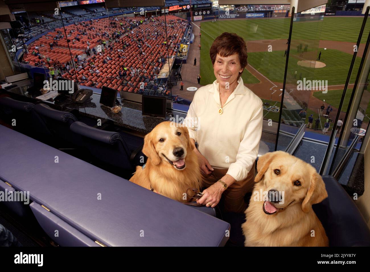 Judy Kessler, Ehefrau von NY Mets Besitzer Fred Wilpon mit ihren beiden Golden Retrievers in der Besitzerkasten des Shea Stadions im Jahr 2006. Stockfoto