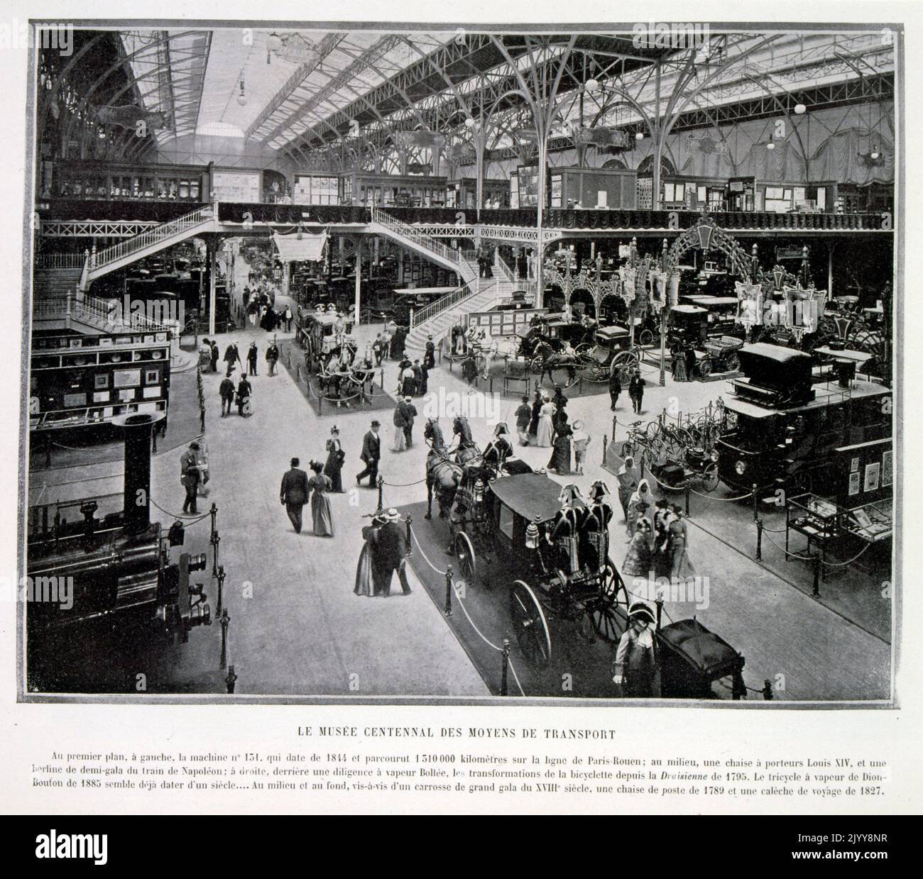Ausstellung Universelle (Weltausstellung) Paris, 1889; eine Schwarz-Weiß-Fotografie mit dem Titel Museum of Transport feiert 100 Jahre Fortschritt. Zu den Ausstellungsflächen gehören Kutschen aus dem 18.. Jahrhundert und moderne Straßenbahnen. Stockfoto