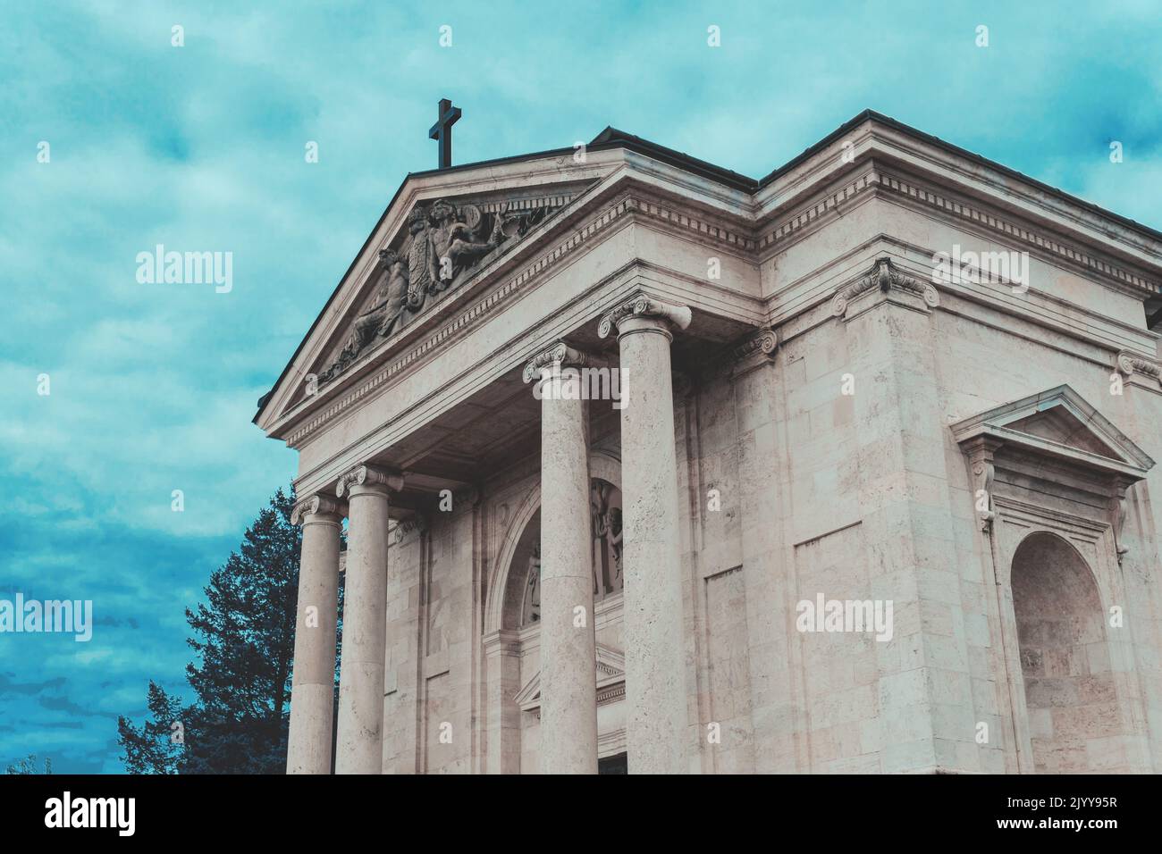 Alte Kirche außen im Hintergrund mit Wolken und Bäumen, Nahaufnahme, Ungarn Stockfoto