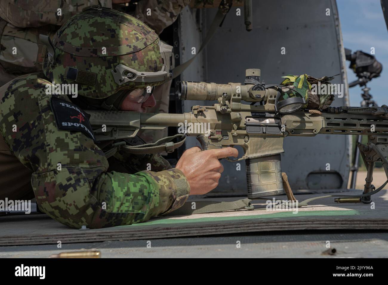 Teilnehmer beim European Best Sniper Team Wettbewerb beim Hohenfeis Training. Area, Deutschland, 6. August 2022. Der jährliche European Best Sniper Team Competition ist ein Wettbewerb der US-Armee in Europa und Afrika, bei dem die Fähigkeiten der Scharfschützenmannschaft, die körperliche Stärke und die geistige Beweglichkeit getestet werden, während Beziehungen entwickelt und Fähigkeiten zwischen Scharfschützenteams in ganz Europa geteilt werden. (USA Armeefoto von SPC Leonard Beckett) Stockfoto