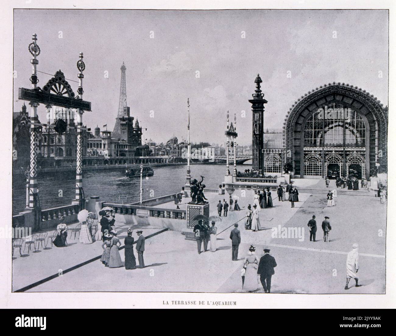 Exposition Universelle (Weltausstellung) Paris, 1900; die Exposition Universelle von 1900, besser bekannt als die Pariser Ausstellung 1900, war eine Weltausstellung, die vom 14. April bis zum 12. November 1900 in Paris, Frankreich, stattfand, um die Errungenschaften des vergangenen Jahrhunderts zu feiern und die Entwicklung in das nächste zu beschleunigen. Der Stil, der in der Ausstellung allgegenwärtig war, war Jugendstil. Die Messe, die von fast 50 Millionen Menschen besucht wurde, zeigte viele technologische Innovationen; Schwarz-Weiß-Foto der Terrasse des Aquariums. Stockfoto