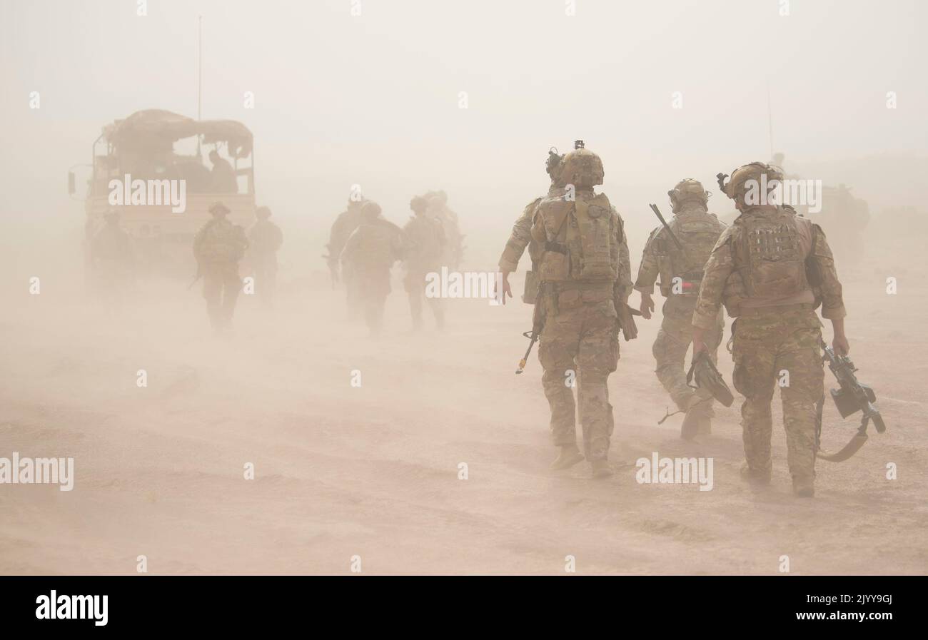 Soldaten der US Army National Guard, die der Task Force Red Dragon, Combined Joint Task Force - Horn von Afrika, zugewiesen sind, nähern sich während eines Sandsturms vor einer kombinierten Trainingsübung mit den französischen Streitkräften in Dschibuti bei Arta, Dschibuti, 21. August 2022, einem leichten, mittelschweren taktischen Fahrzeug oder LMTV. Die kombinierte Joint Live Fire Exercise, kurz CALFEX, testete die Fähigkeit der kombinierten Kräfte, leere und lebende Feuerübungen in ungünstigem Gelände zu betreiben und durchzuführen. (Foto des Verteidigungsministeriums der US Air Force Staff Sgt. Thomas Johns) Stockfoto