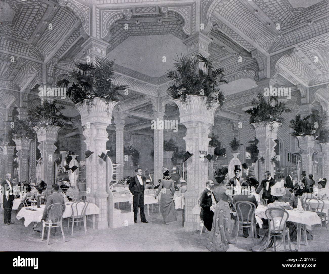 Exposition Universelle (Weltausstellung) Paris, 1900; die Exposition Universelle von 1900, besser bekannt als die Pariser Ausstellung 1900, war eine Weltausstellung, die vom 14. April bis zum 12. November 1900 in Paris, Frankreich, stattfand, um die Errungenschaften des vergangenen Jahrhunderts zu feiern und die Entwicklung in das nächste zu beschleunigen. Der Stil, der in der Ausstellung allgegenwärtig war, war Jugendstil. Die Messe, die von fast 50 Millionen Menschen besucht wurde, zeigte viele technologische Innovationen; schwarz-weiß Illustration der Menschen, die im Restaurant Champeaux im Palast der Kostüme speisen. Stockfoto