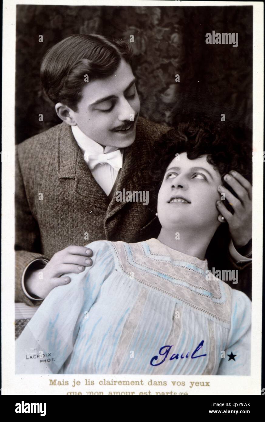 Schwarz-Weiß-Foto eines Mannes und einer Frau, die sich gegenseitig ansahen, mit romantischer Beschriftung: „Aber ich kann mit deinen Augen sehen, dass wir verliebt sind“. Herausgegeben von La Croix. Stockfoto