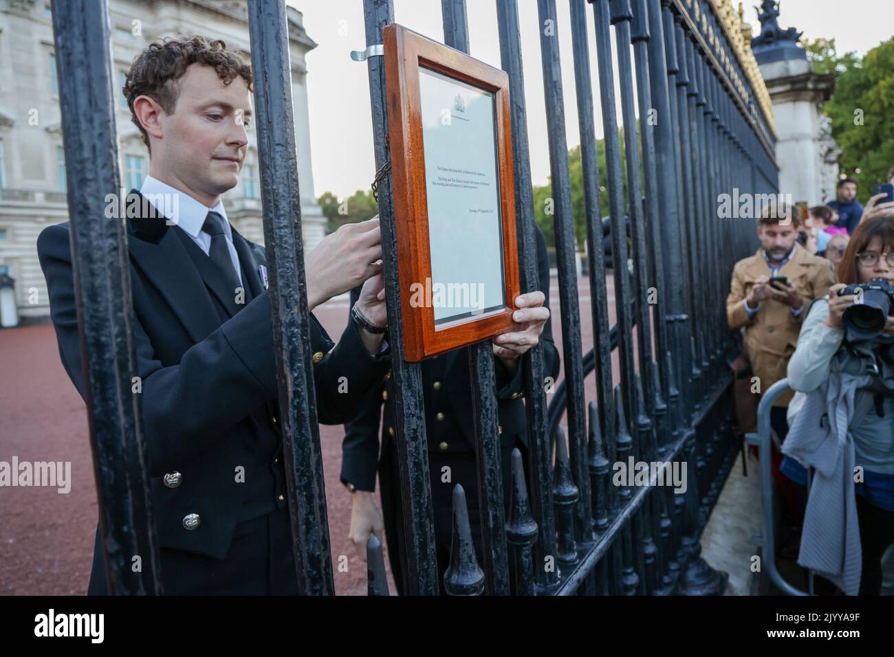 London, Großbritannien. 08. September 2022. Mitarbeiter des Buckingham Palace veröffentlichen offizielle Ankündigungen zu den Palasttoren, dass Königin Elizabeth II., die am längsten regierende Monarchin Großbritanniens, im Alter von 96 Jahren gestorben ist; sie starb friedlich im Balmoral Castle in Schottland. (Foto: Phil Lewis/SOPA Images/Sipa USA) Quelle: SIPA USA/Alamy Live News Stockfoto