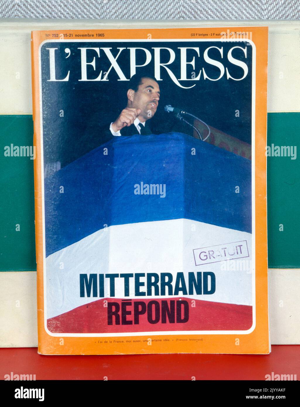 Farbige Fotografie eines Mannes auf einer Kanzel aus der Publikation 'L'Express'. Es trägt den Titel „Mitterrand antwortet“, datiert vom 15-21. November 1965. Stockfoto