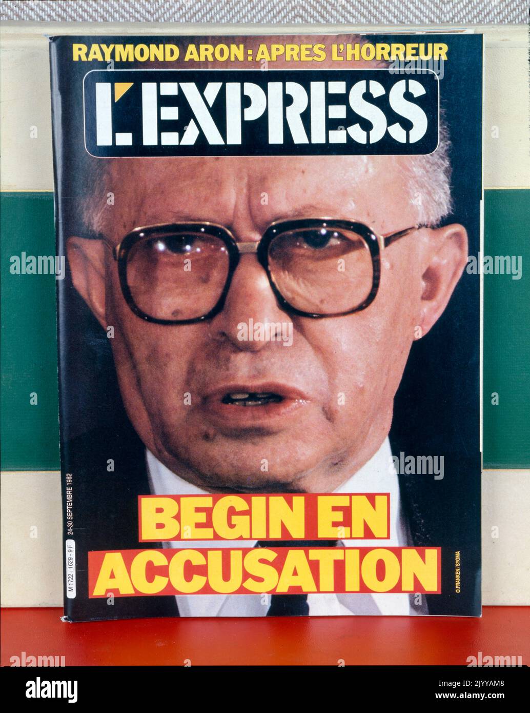 Farbige Fotografie von Raymond Aron. Aus „L'Express“ mit der Überschrift „Begin Accuses“, datiert vom 24-30. September 1982. Stockfoto