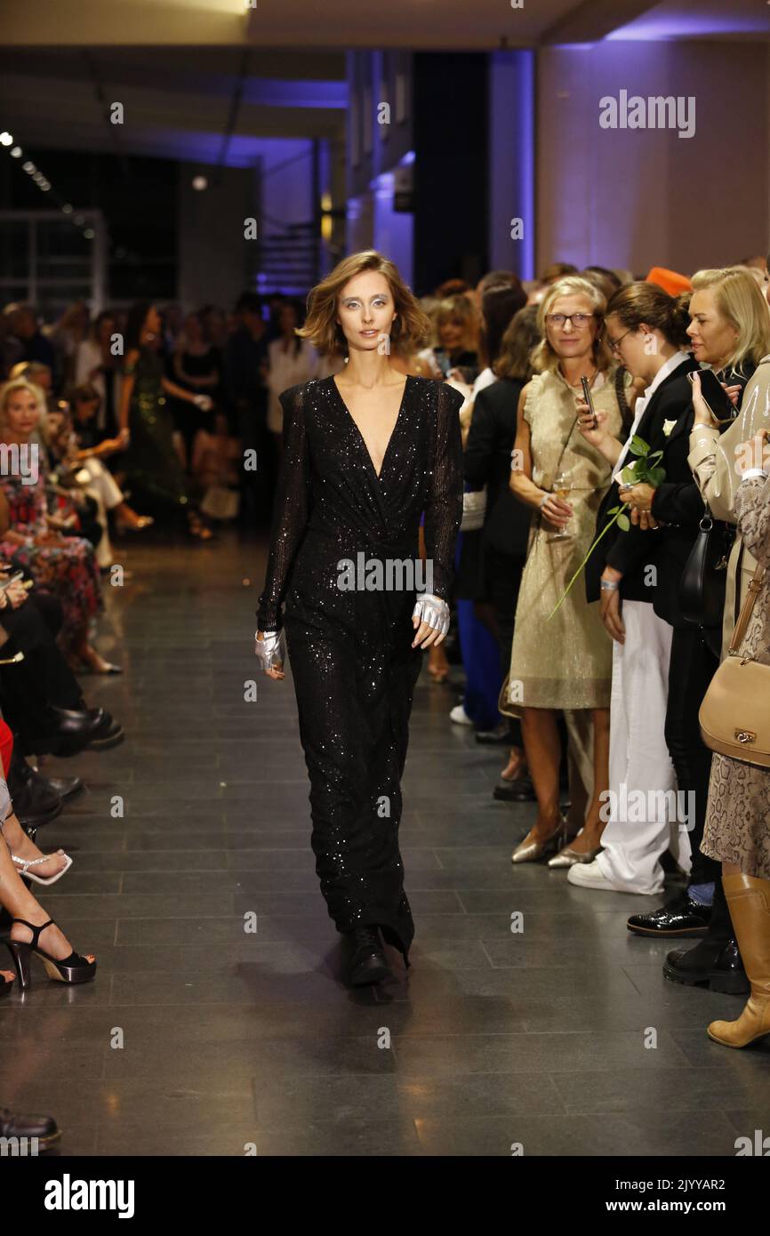 09/08/2022, Berlin, Deutschland, Models laufen auf der Fashion Show Silvermagic von der brasilianischen Designerin Aline CELI während der Fashion Week Berlin im Autohaus König am 8. September 2022 in Berlin, Deutschland. Stockfoto