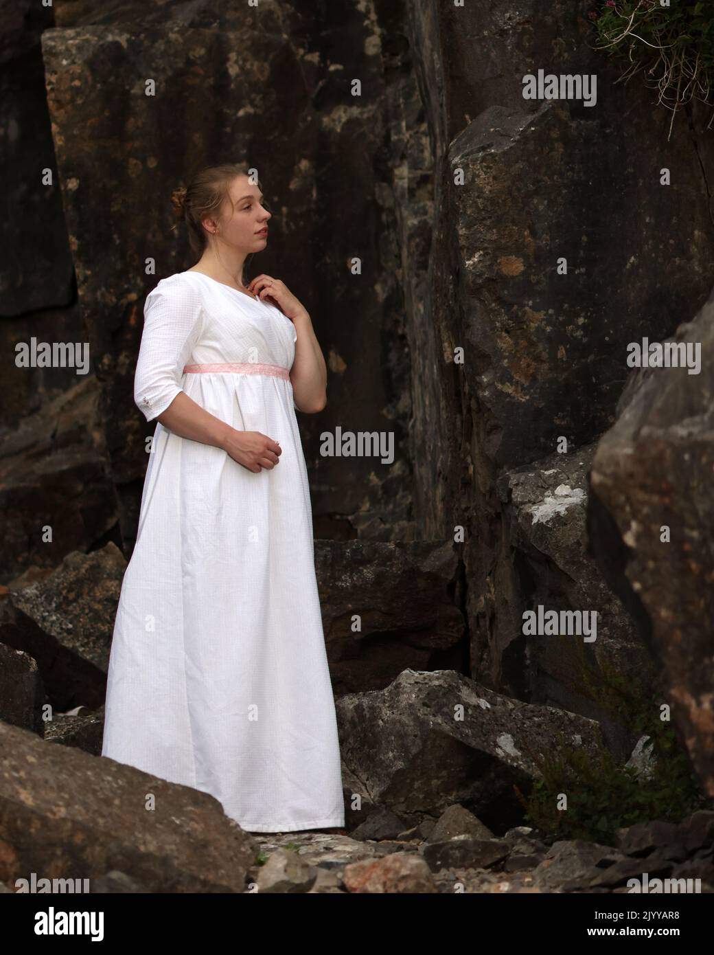 September 2022 - Junge Frau im historischen Kostüm passend für romantische Romane und Buchcover Stockfoto