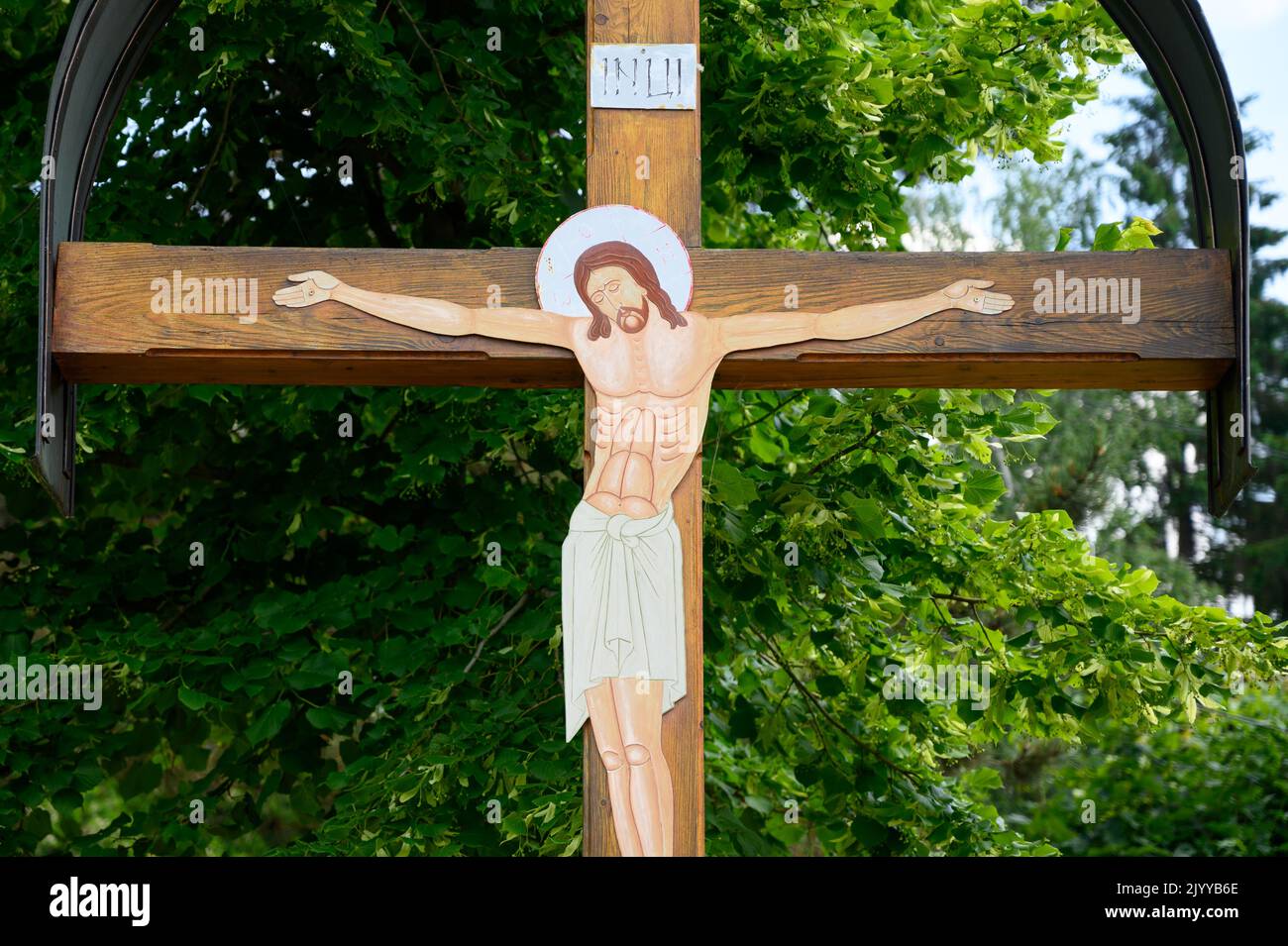 Byzantinisches Kruzifix in der Nähe der griechisch-katholischen Kirche der Allerheiligsten Eucharistie in Vranov nad Topľou, Slowakei. Stockfoto