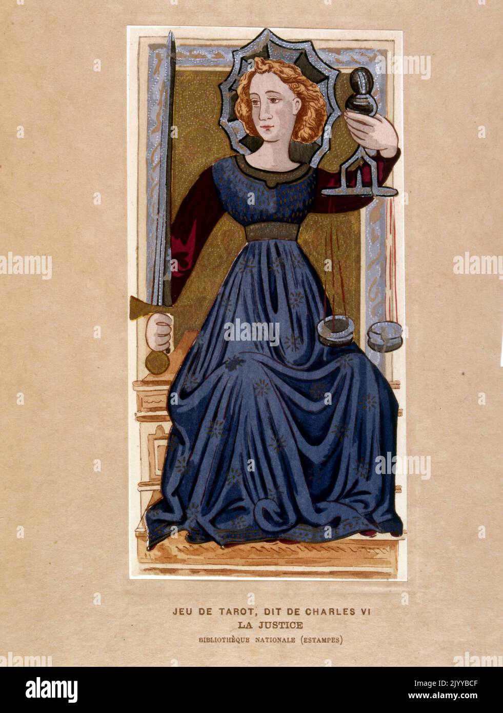 Farbige Illustration einer Karte aus einem Tarot-Set, das angeblich Karl VI. Gehört, einer jungen Frau, die Gerechtigkeit mit Schuppen und einem Schwert vertritt. Stockfoto