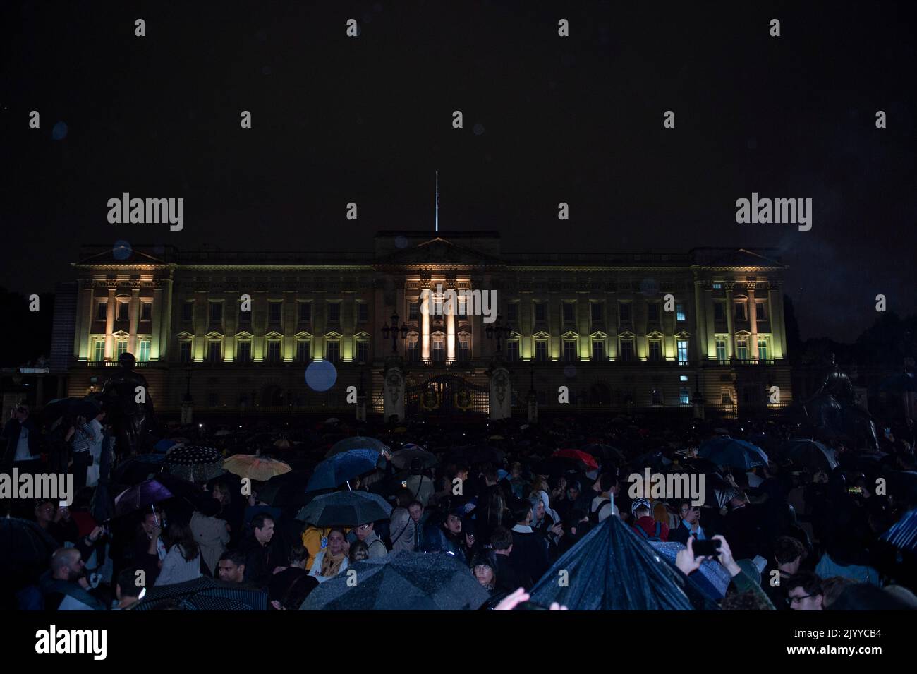 VEREINIGTES KÖNIGREICH. 08. September 2022. Nach der Ankündigung des Todes von Königin Elizabeth II. In London, Großbritannien, am 8. September 2022, versammeln sich vor dem Buckingham Palace Mitglieder der Öffentlichkeit. Königin Elizabeth II. Starb in Balmoral Castle in Schottland und wird von ihren vier Kindern, Charles, Prince of Wales, Anne, Princess Royal, Andrew, Herzog von York und Edward, Herzog von Wessex. (Foto: Claire Doherty/Sipa USA) Quelle: SIPA USA/Alamy Live News Stockfoto