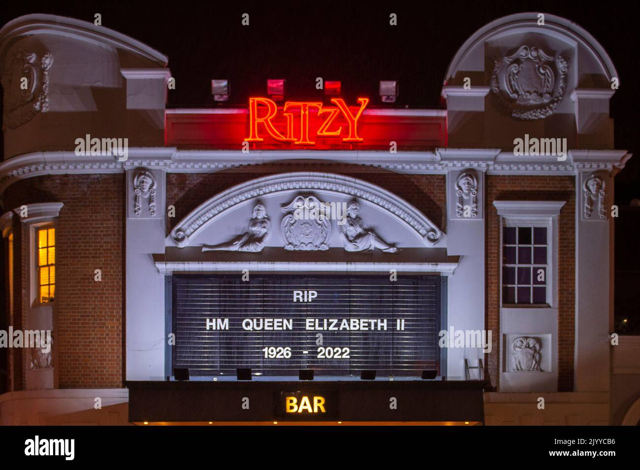 VEREINIGTES KÖNIGREICH. 08. September 2022. Das Schild vor Brixtons Ritsy-Kino würdigt die Queen nach der Ankündigung des Todes von Queen Elizabeth II. In London, Großbritannien, am 8. September 2022. Königin Elizabeth II. Starb in Balmoral Castle in Schottland und wird von ihren vier Kindern, Charles, Prince of Wales, Anne, Princess Royal, Andrew, Herzog von York und Edward, Herzog von Wessex. (Foto: Claire Doherty/Sipa USA) Quelle: SIPA USA/Alamy Live News Stockfoto