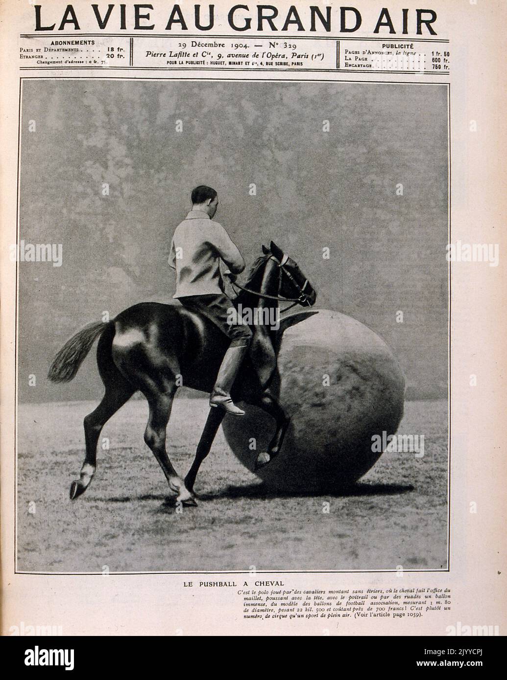 Fotografieren Sie im Inneren des Lifestyle-Magazins La Vie au Grand Air; Eine Pferdesportaktivität mit einem großen Ball, genannt Pushball. Stockfoto