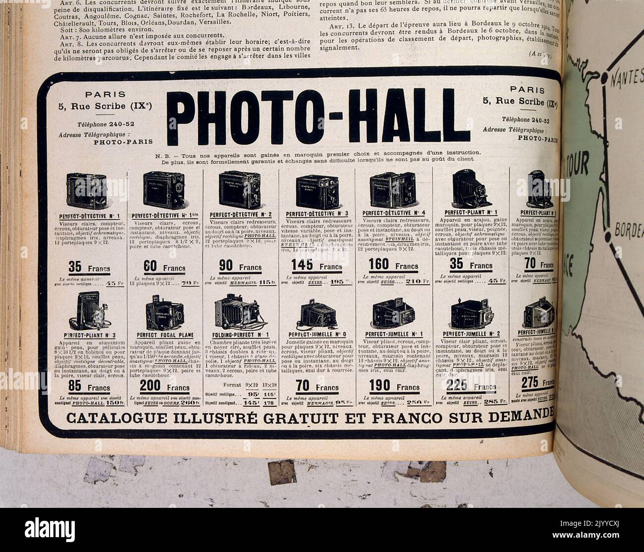 Aus dem Magazin La Vie au Grand Air (Life in the Outdoors); Schwarz-Weiß-Fotografie einer Werbebox mit Kameras, die in einem Katalog in Paris erhältlich ist. Stockfoto