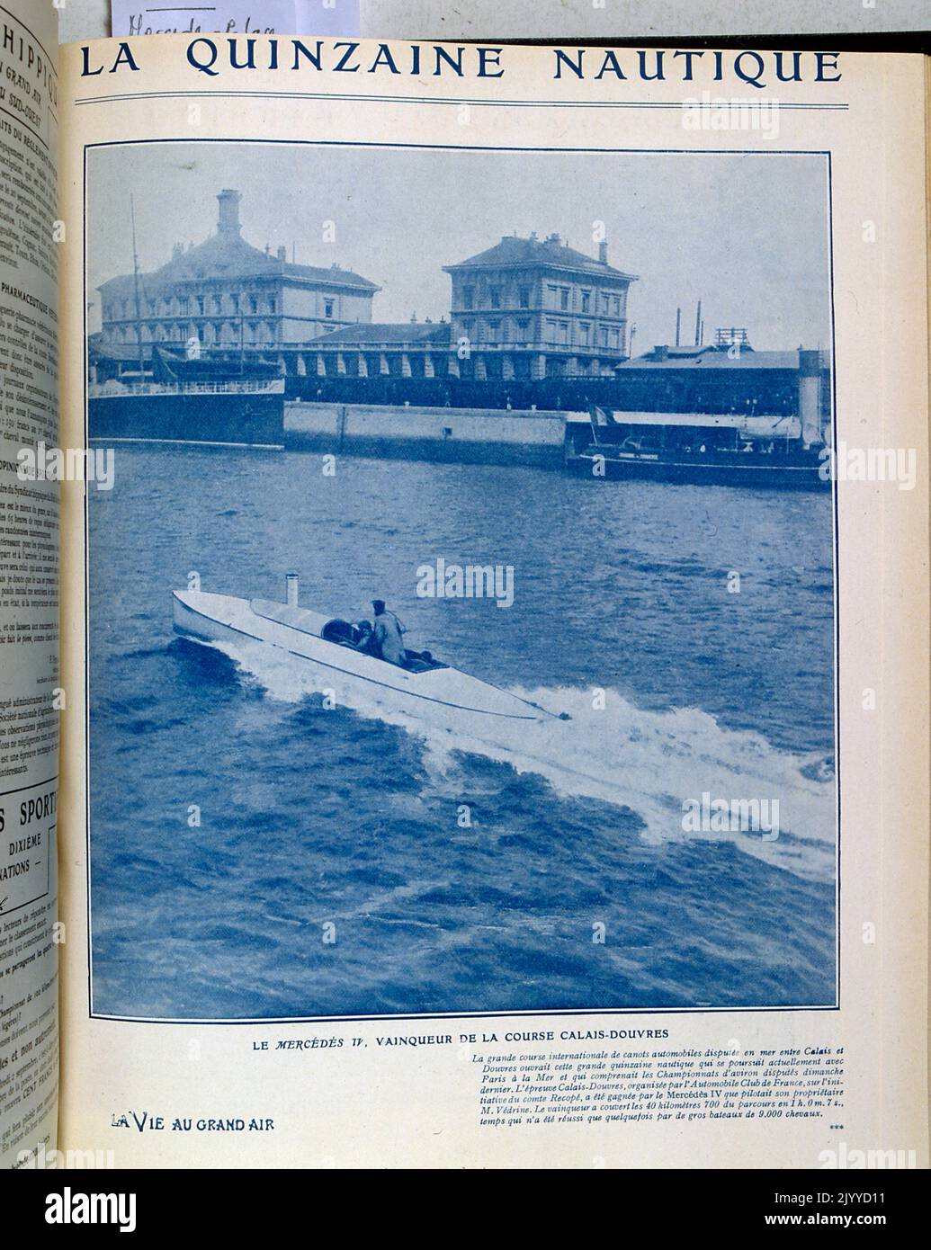 Aus der Zeitschrift La Vie au Grand Air (Leben in der Natur); Schwarz-Weiß-Fotografie des Siegers in seinem Boot, das neben einem Pier fährt, während er die Calais-Dover-Meisterschaft gewinnt Stockfoto