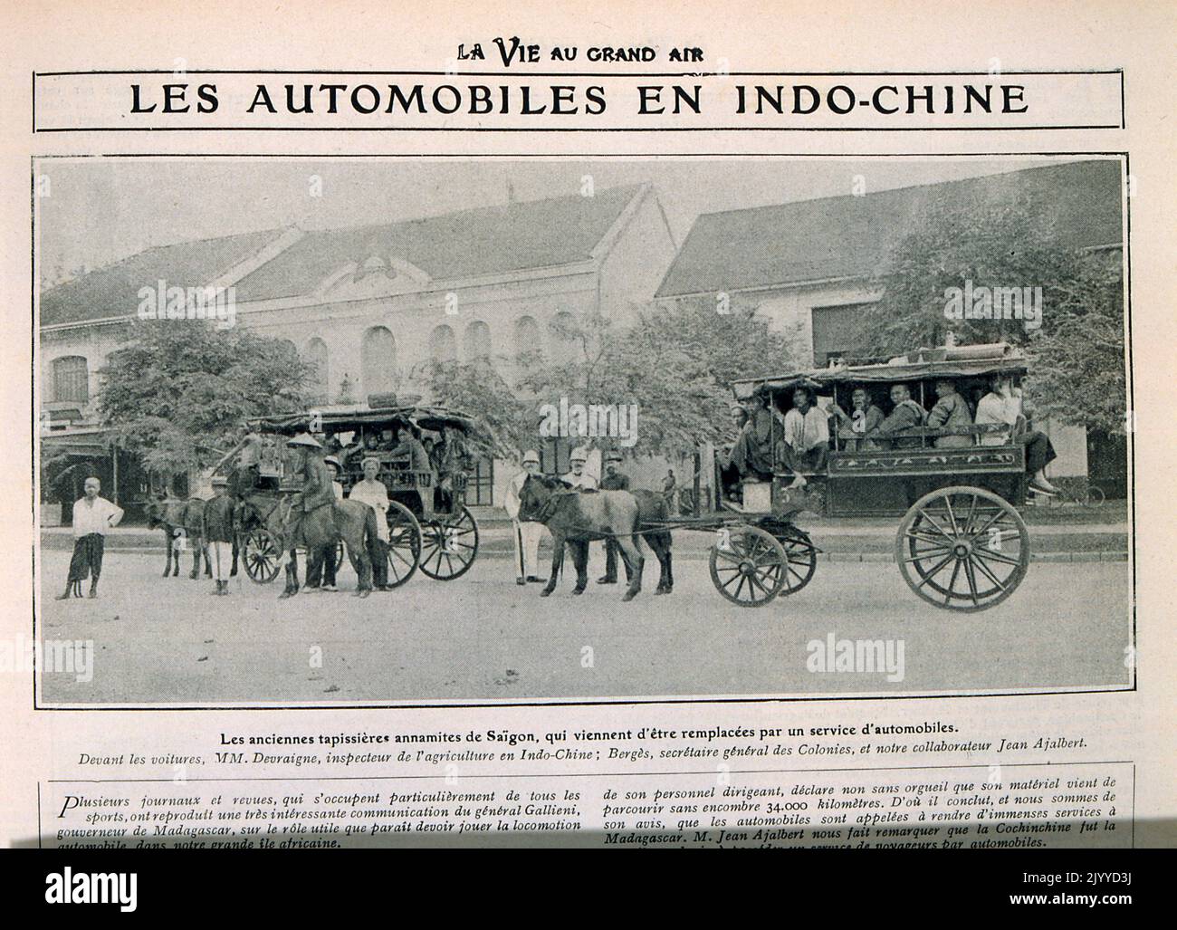 Aus der Zeitschrift La Vie au Grand Air (Leben in der Natur); Schwarz-Weiß-Foto von alten Teppichhookern in Saigon, die mit Pferd und Wagen transportiert wurden. Kolonialfotografie in Indochina. Stockfoto