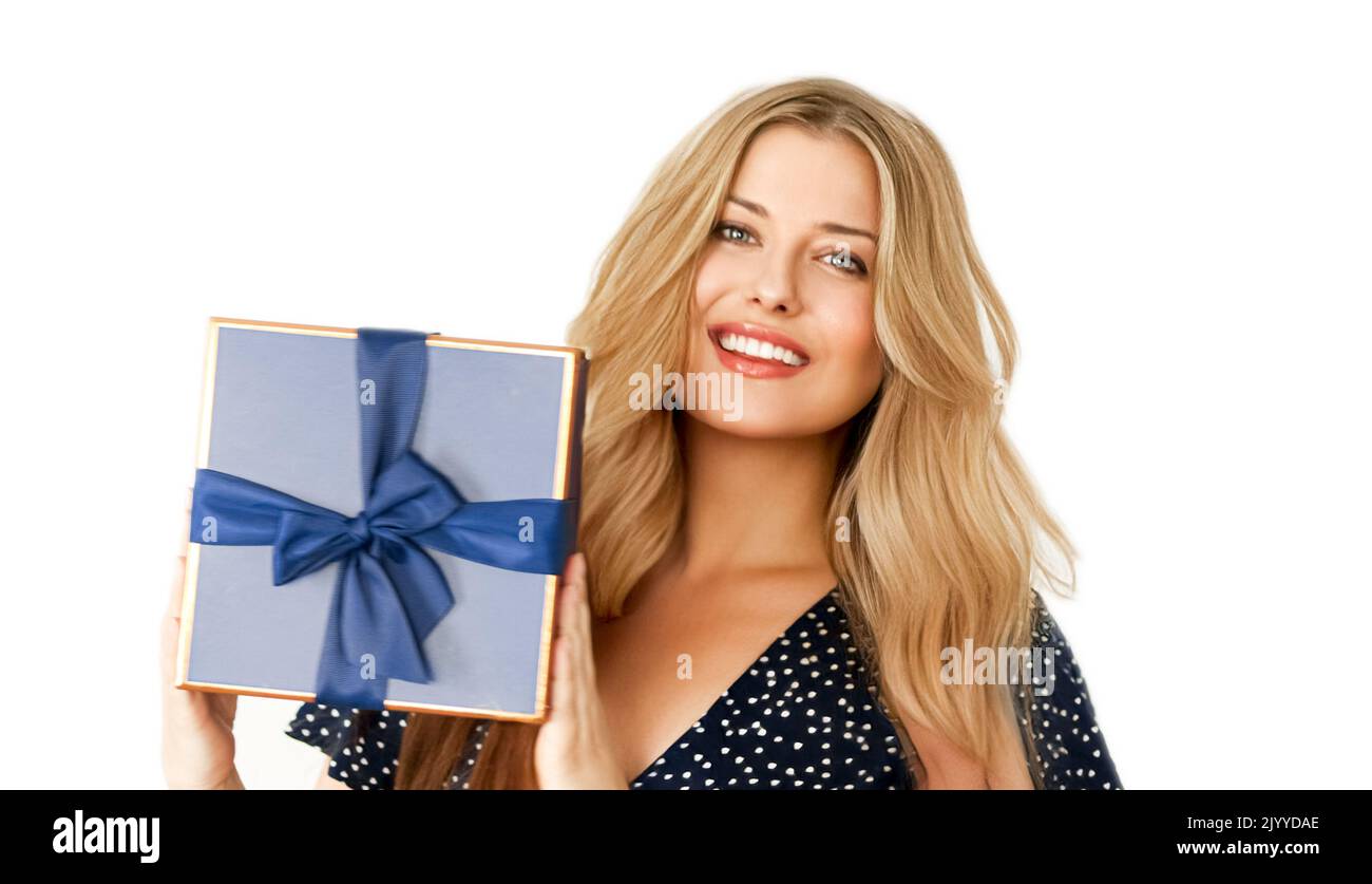 Weihnachtsgeschenk, glückliche Frau mit einem Geschenk oder Luxus-Beauty-Box  Abonnement Lieferung isoliert auf weißem Hintergrund, Porträt  Stockfotografie - Alamy