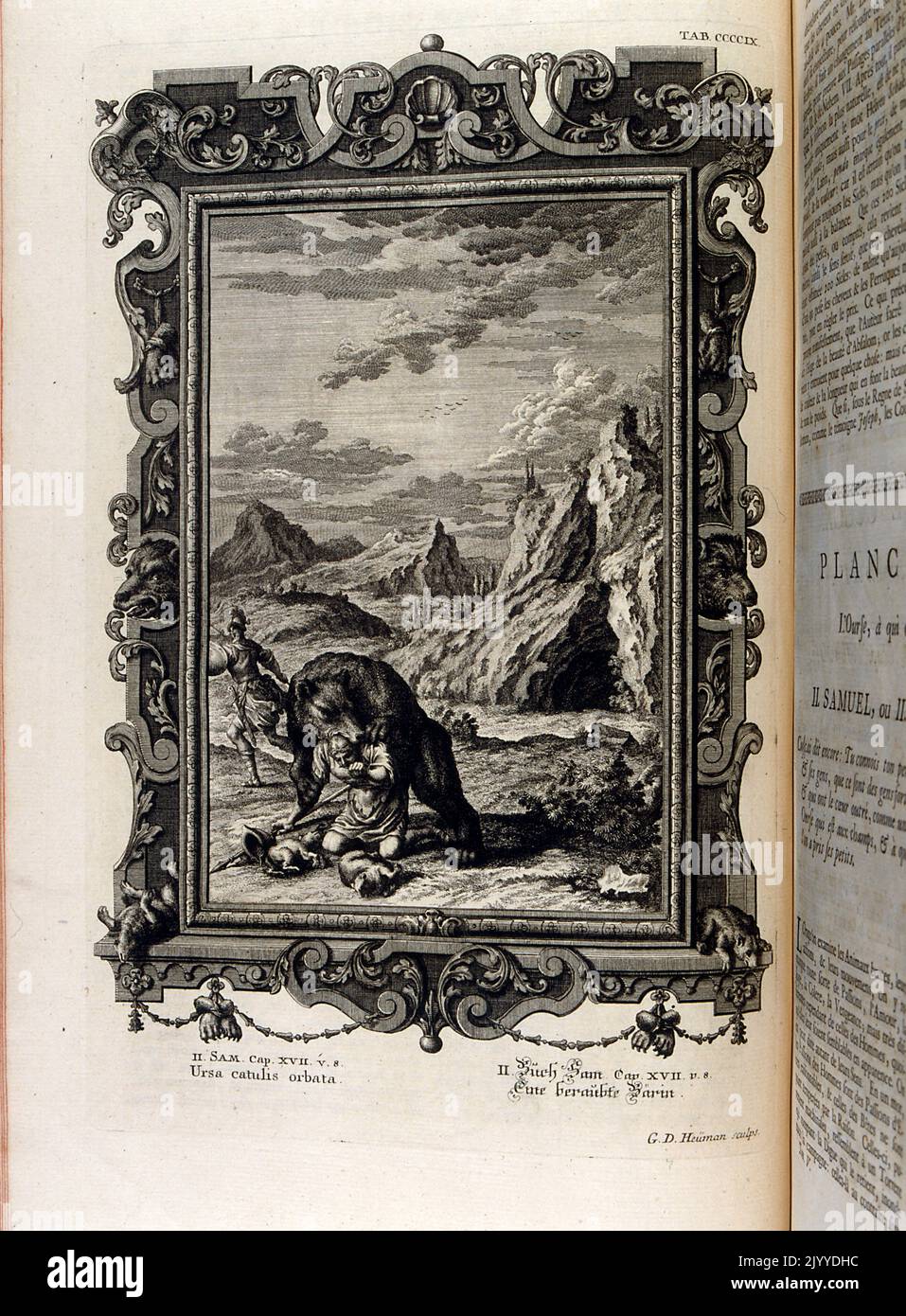 Gravur mit einem Bären, der einen Soldaten vor einer felsigen Berglandschaft verschlingt. Die Illustration ist in einem kunstvollen Rahmen gesetzt. Stockfoto