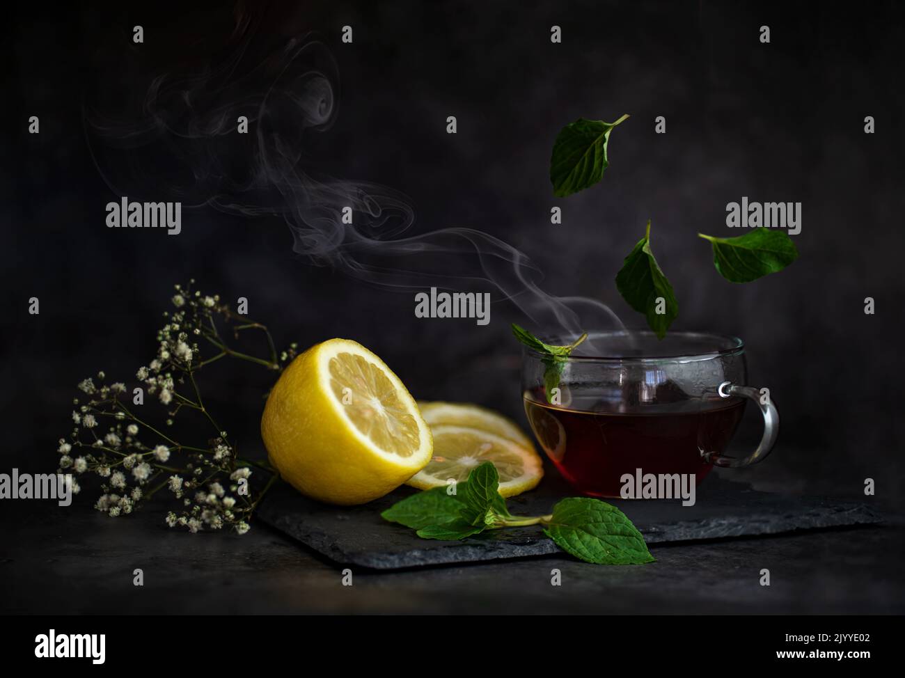 Stillleben von Beeren und Früchten auf dem Tisch auf einem dunklen Hintergrund Hochwertige Foto Stockfoto