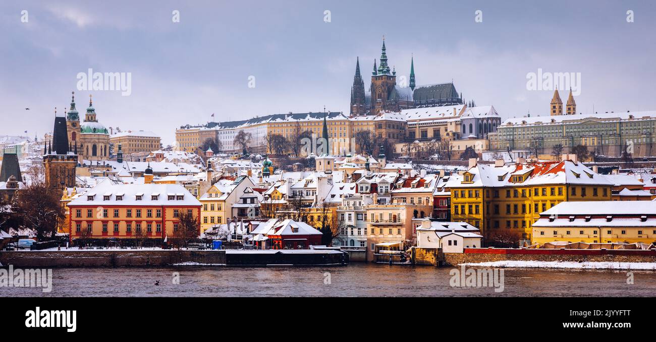 Berühmte historische Karlsbrücke im Winter, Altstädter Brückenturm, Prag, Tschechische republik. Prager Burg und Karlsbrücke, Prag (UNESCO), tschechischer Repu Stockfoto