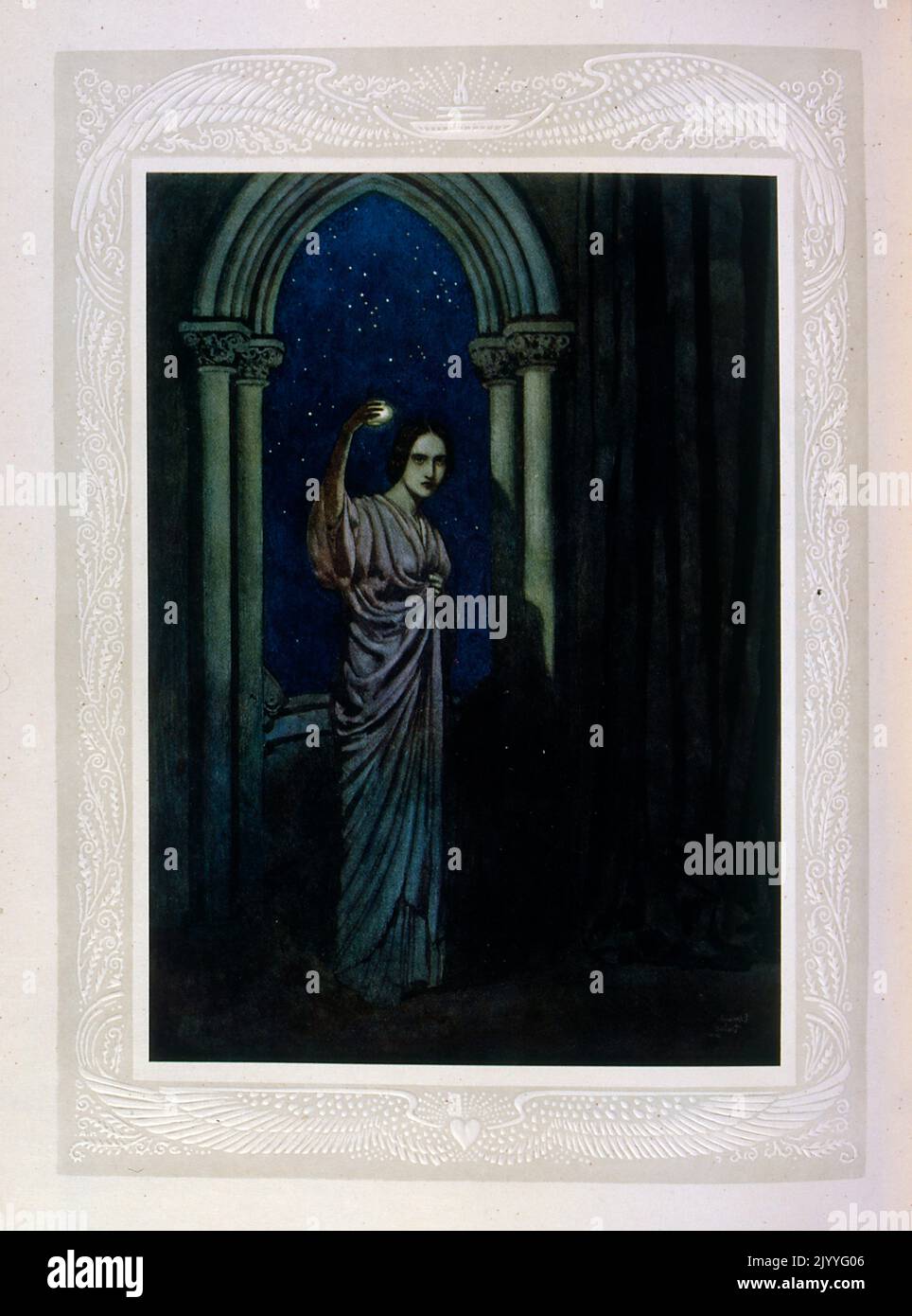 Farbige Illustration einer Dame, die einen beleuchteten Orbis an ein Bogenfenster hält. Illustriert von Edmund Dulac (1882-1953), einem französisch-britischen eingebürgerten Magazin und Buchillustrator. Stockfoto