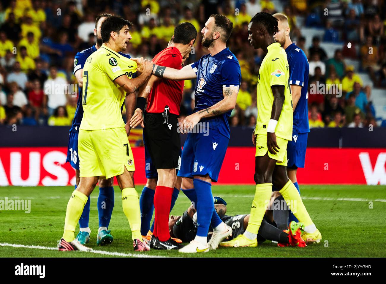 Gerard Moreno von Villarreal CF und Nika Kvekveskiri von KKS Lech Poznan Stockfoto