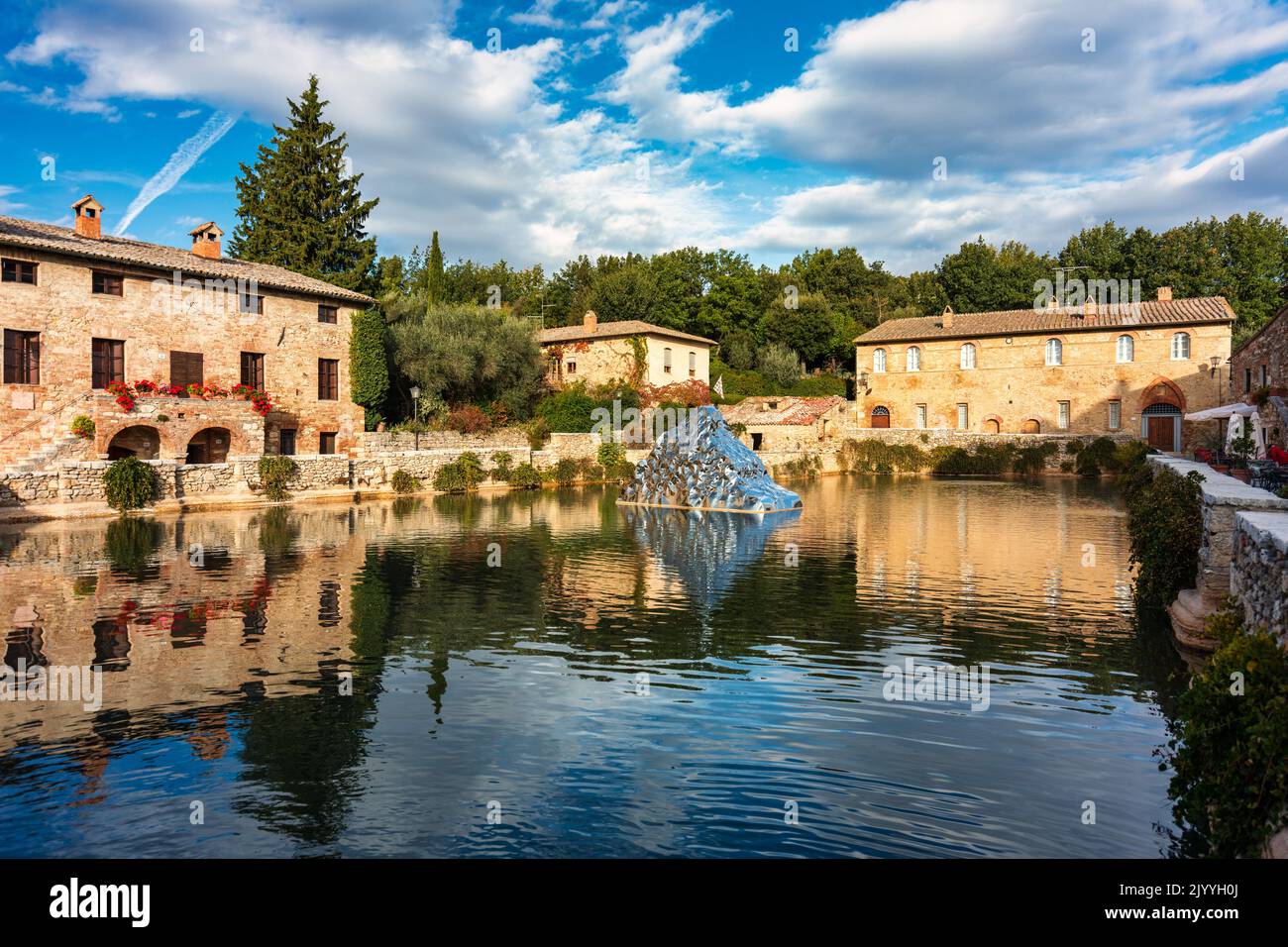 Thermalbad Stadt Bagno Vignoni, Italien bei Sonnenaufgang. Alte Thermalbäder im mittelalterlichen Dorf Bagno Vignoni, Toskana, Italien. Mittelalterliche Therme Stockfoto