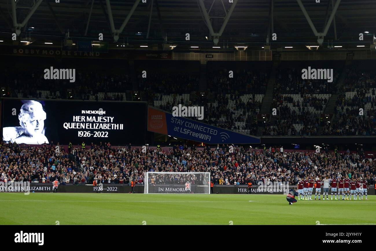 London, Großbritannien. 01.. Februar 2018. Das LED-Board zeigt ein Foto von Queen Elizabeth II als Spieler (nicht abgebildet) Beobachten Sie ein Schweigeminute, nachdem bekannt gegeben wurde, dass Königin Elizabeth II. Heute vor dem Fußballspiel der UEFA Europa Conference League Gruppe B zwischen West Ham United und dem Fotbal Club FCSB im London Stadium in London, Großbritannien, am 08.. September 2022 verstorben ist. Quelle: Action Foto Sport/Alamy Live News Stockfoto