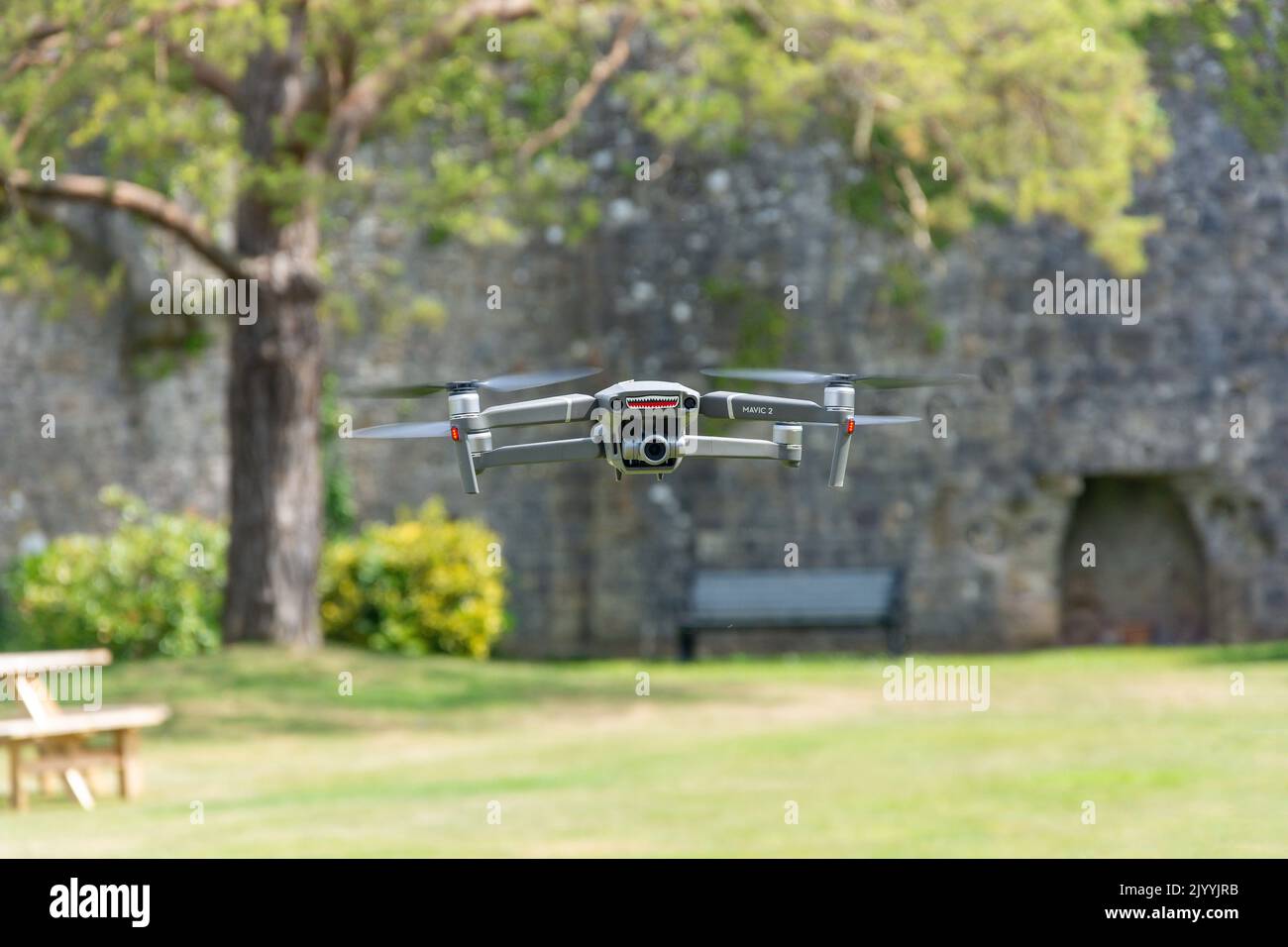 Kleine Drohne, die in Caldicot Castle, Church Road, Caldicot, Monmouthshire, Wales (Cymru) fliegt, Vereinigtes Königreich Stockfoto