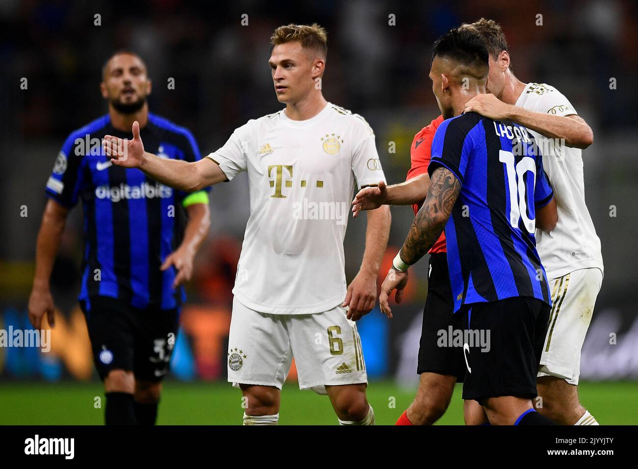 Mailand, Italien. 07. September 2022. Lautaro Martinez vom FC Internazionale argumentiert mit Joshua Kimmich vom FC Bayern München am Ende des UEFA Champions League-Fußballspiels zwischen dem FC Internazionale und dem FC Bayern München. Kredit: Nicolò Campo/Alamy Live Nachrichten Stockfoto
