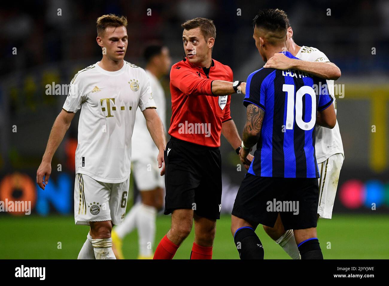 Mailand, Italien. 07. September 2022. Lautaro Martinez vom FC Internazionale argumentiert mit Joshua Kimmich vom FC Bayern München am Ende des UEFA Champions League-Fußballspiels zwischen dem FC Internazionale und dem FC Bayern München. Kredit: Nicolò Campo/Alamy Live Nachrichten Stockfoto