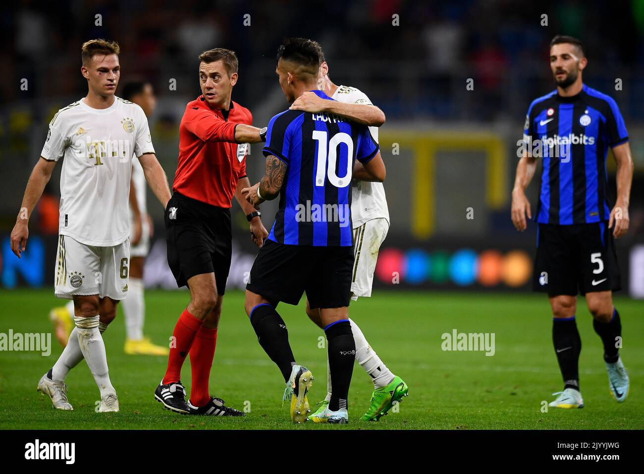 Mailand, Italien. 07. September 2022. Lautaro Martinez vom FC Internazionale argumentiert mit Joshua Kimmich vom FC Bayern München am Ende des UEFA Champions League-Fußballspiels zwischen dem FC Internazionale und dem FC Bayern München. Kredit: Nicolò Campo/Alamy Live Nachrichten Stockfoto