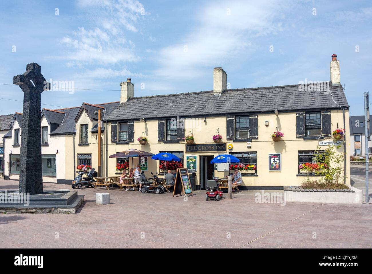 Caldicot Cross and the Cross Inn, Newport Road, Caldicot, Monmouthshire, Wales (Cymru), Vereinigtes Königreich Stockfoto