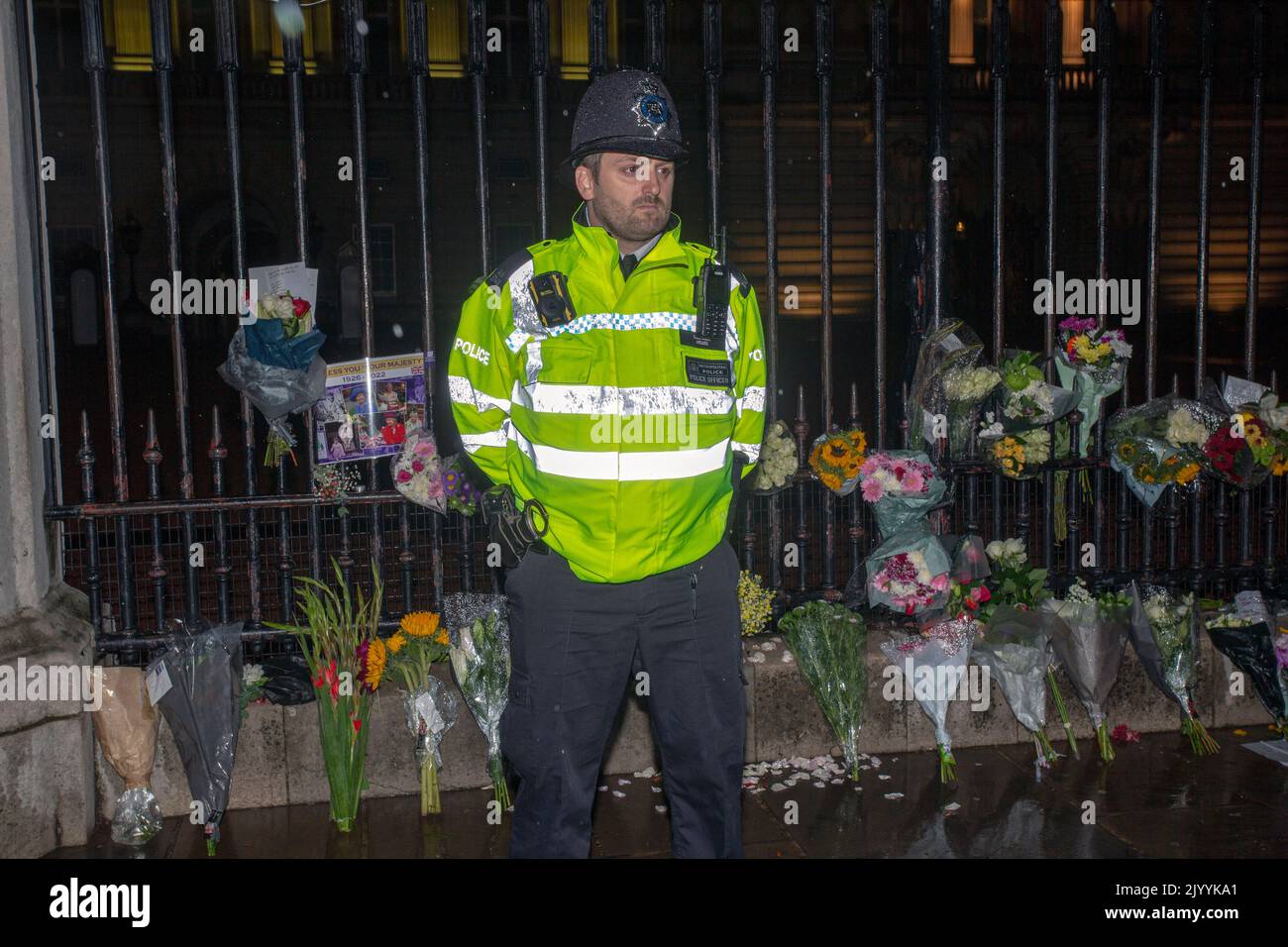 LONDON, ENGLAND - 08. SEPTEMBER: Polizeibeamte stehen unter floralen Ehrungen, die vor dem Buckingham Palace im Zentrum Londons nach der Bekanntgabe des Todes von Königin Elizabeth II. Hinterlassen wurden.Quelle: Horst A. Friedrichs Alamy Live News Stockfoto