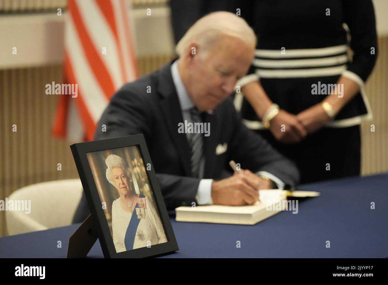 Washington, Usa. 08. September 2022. Der US-Präsident Joe Biden und die First Lady Dr. Jill Biden unterzeichnen das Kondolenzbuch während ihres Besuchs in der britischen Botschaft in Washington, DC, um nach dem Tod von Königin Elizabeth II. Am Donnerstag, dem 8. September 2022, Respekt zu zollen. Foto von Chris Kleponis/UPI Kredit: UPI/Alamy Live News Stockfoto