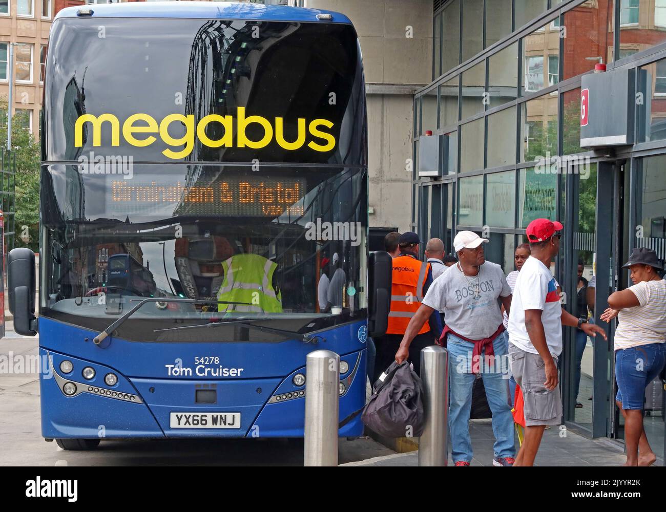 Von Megabus nach Bristol, in Shudehill Busbahnhof und Anschlussstelle, Manchester, England, Vereinigtes Königreich, M4 2AF, Tom Cruiser, YX66 WNJ Stockfoto