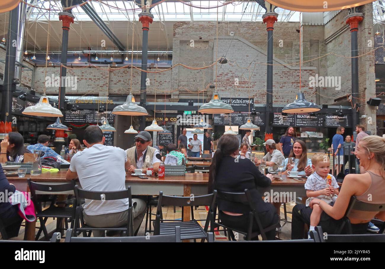 Mackie Mayor Interior, Gemeinschaftstische, informeller Food Court, Smithfield Market Hall, 1 Eagle St, Manchester M4 5BU Stockfoto