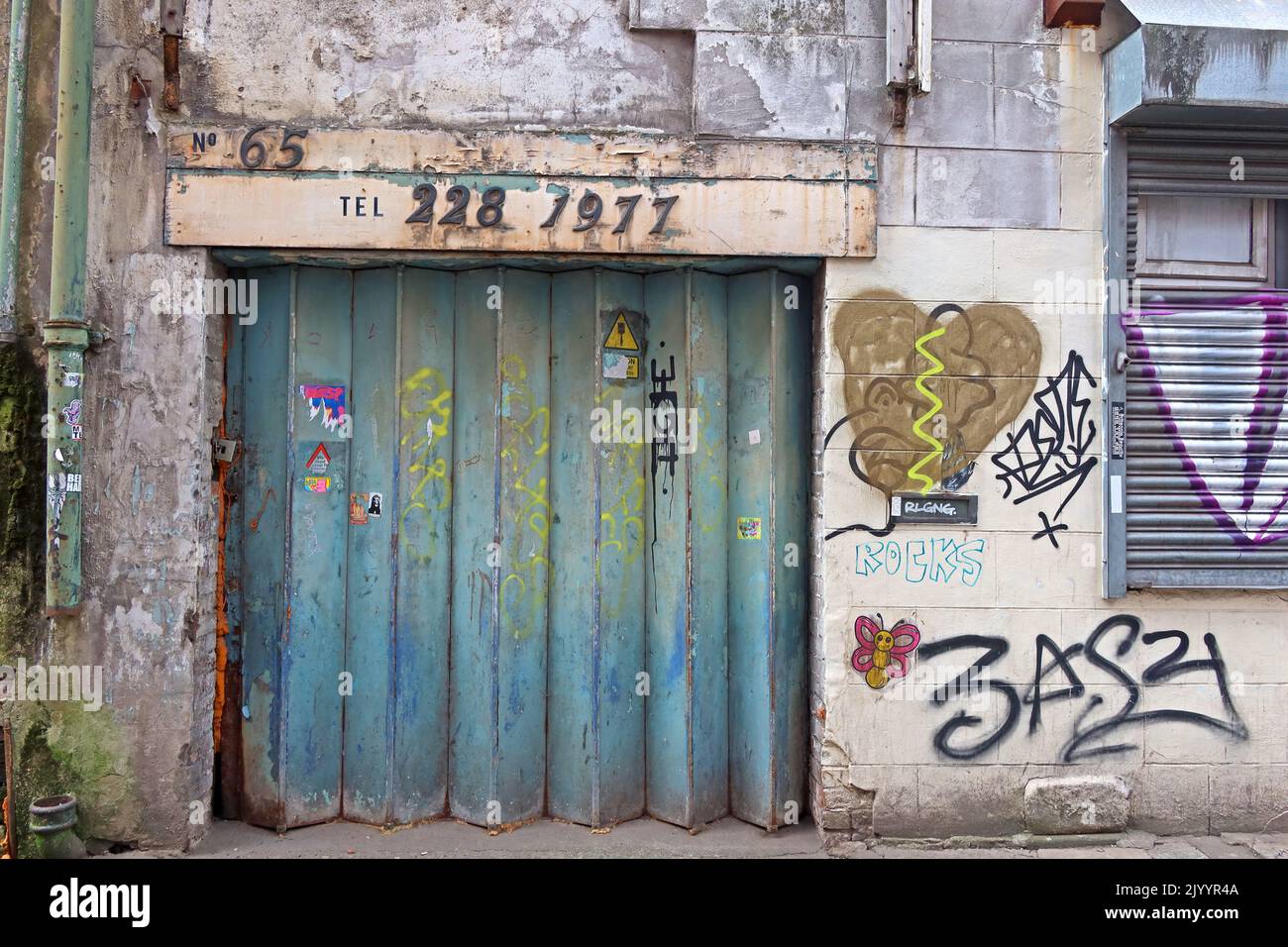 No65 Manchester NQ4 Northern Quarter Backstreet Shuttered Doorway, Tel 228 1977, verlassene Fabrik, England, Großbritannien Stockfoto