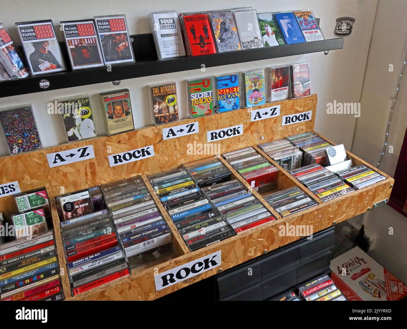 Gebrauchte Kompaktkassetten zum Verkauf, Musikalben, in einem Einzelhandelsgeschäft, Mars-Kassetten, in Aflfecks Palace, NQ4, Manchester, England, Großbritannien Stockfoto
